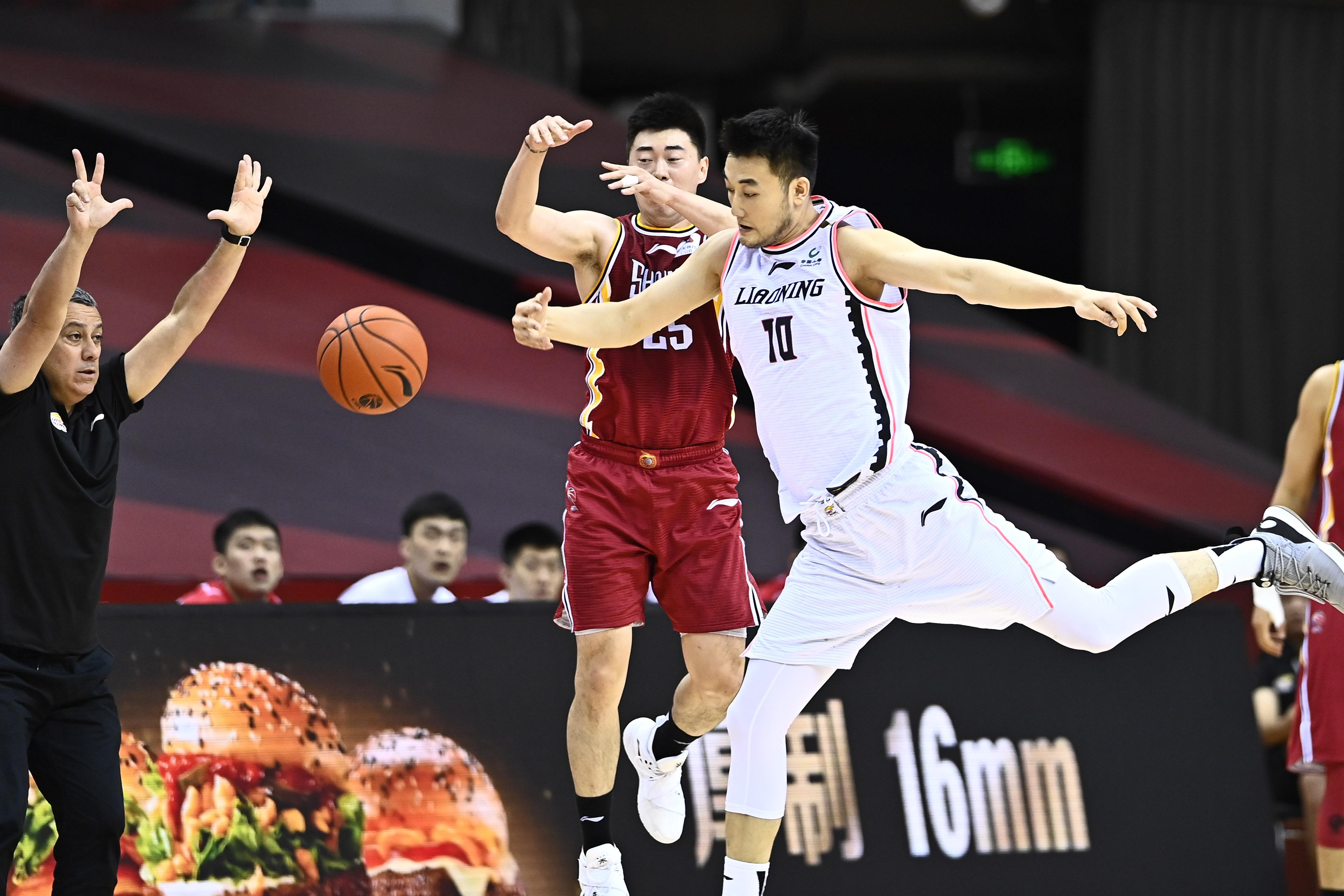 CBA辽宁vs青岛全场，一场硬仗打出了东北人的倔强